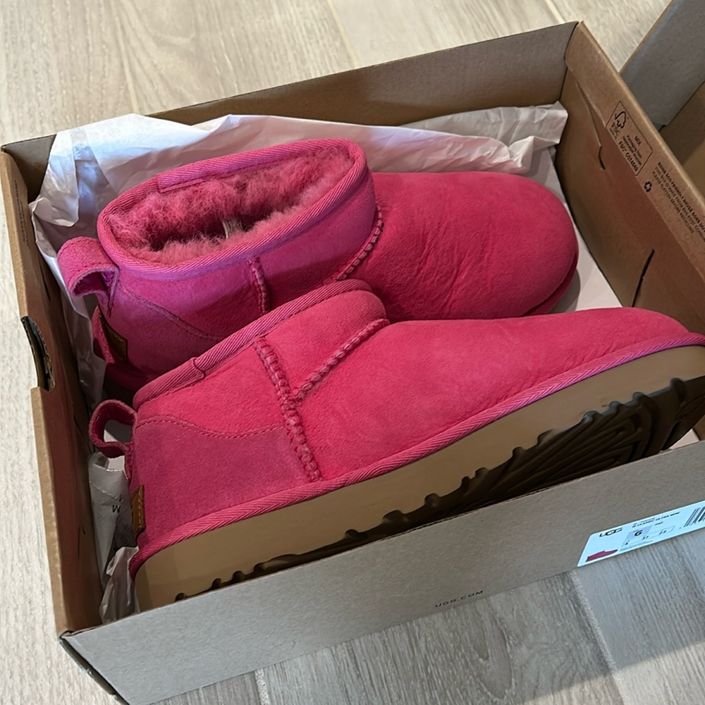 Classic ultra mini Uggs, pink, size 6, NWT